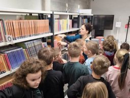Wizyta klasy 2a w Miejskiej Bibliotece Publicznej w Czechowicach-Dziedzicach